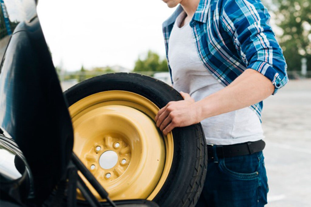 CÁCH KIỂM TRA VÀ THAY ĐỔI LỐP DỰ PHÒNG